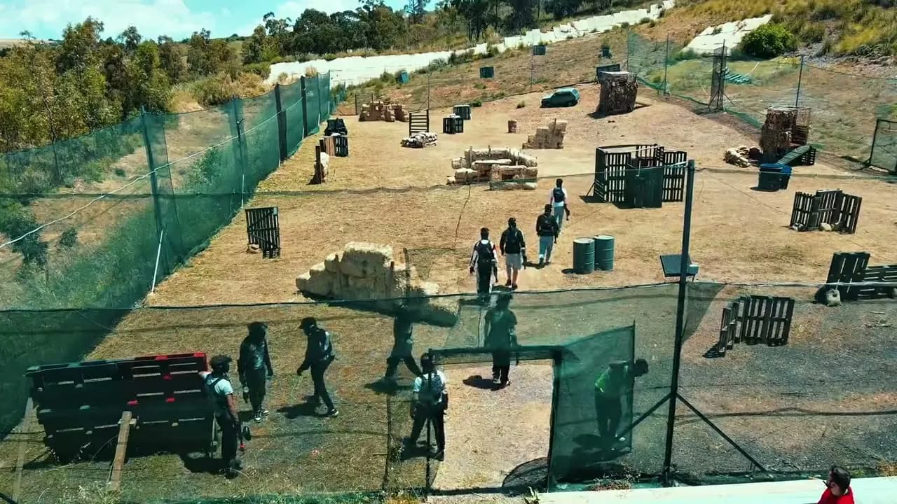 Una squadra entra nel campo da paintball di Enna